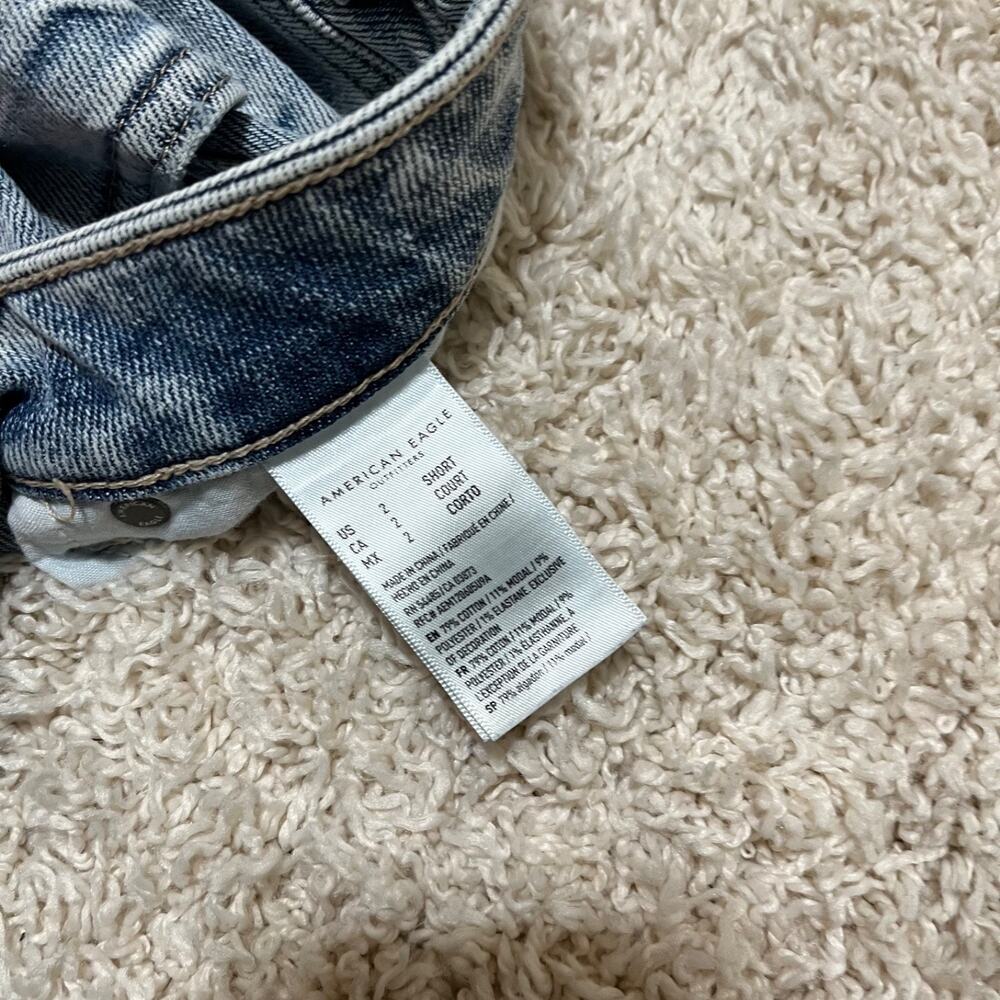 American Eagle Size 2 Short Light Wash High-Rise Mom Straight Jeans - Picture 7 of 7